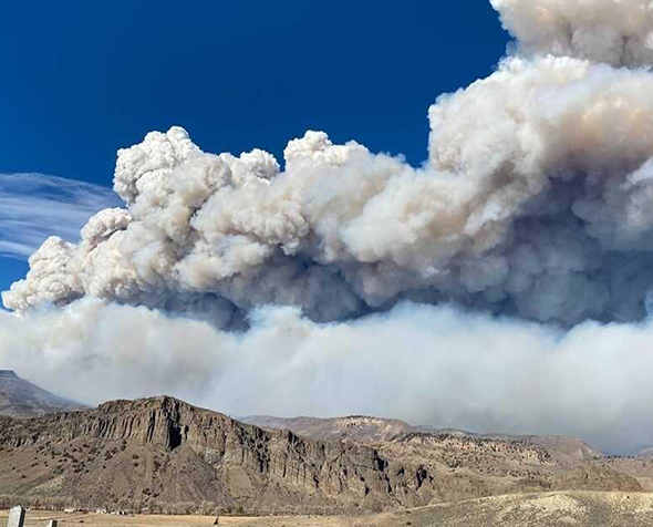 east-troublesome-wildfire-smoke-plume